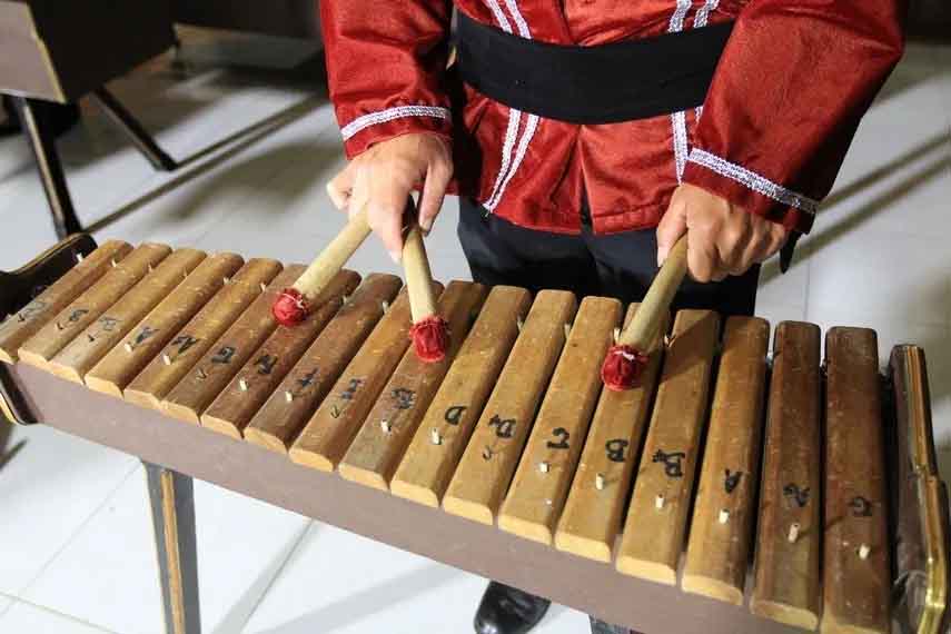alat musik tradisional sulawesi utara kolintang