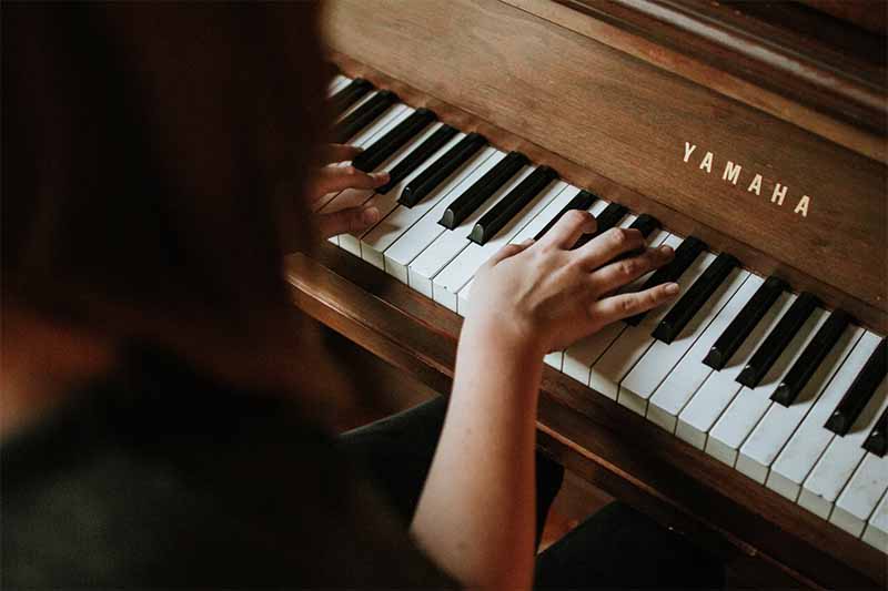 cara belajar memainkan alat musik piano
